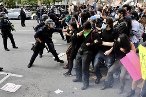 在美國洛杉磯示威者與警方發生衝突。（圖源：新華社）