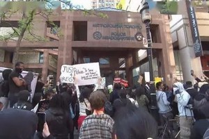 多倫多警方估計，示威人數約為4000人，遊行期間沒有發生暴力事件。但受人流影響，多倫多市中心多條道路一度交通中斷。（圖源：互聯網）