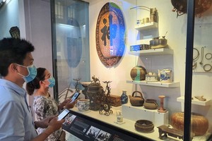 遊客在市歷史博物館體驗智能設備互動。