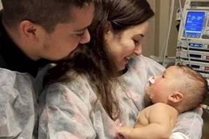 安德拉德（左）喜迎兒子康復出院消息。（圖源：互聯網）