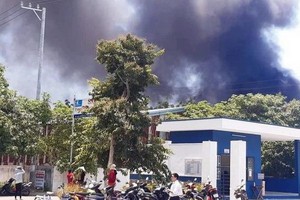 火警現場濃煙滾滾直衝天際。（圖源：互聯網）