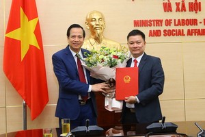 勞動與榮軍社會部長陶玉容（左）向蘇德同志頒授人事委任《決定》。（圖源：VGP）