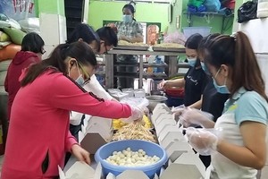 某慈善組的年經人正為貧困者準備食品。