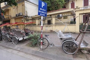 旅遊專用的三輪腳踏車停放在河內市陳光凱街旁已久無客問津。（圖源：田升）