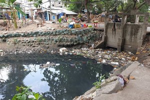 舊邑郡第五坊九闡涌浮滿垃圾，使水色變黑和臭氣熏天。