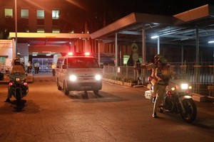 市巡邏帶團警察隊將運送人體肝臟的救護車從新山一機場順利安全護送到市醫藥大學醫院大門。（圖源：警方提供）