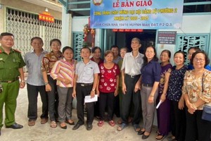 第五郡第二坊黨政領導等代表出席移交房子儀式。