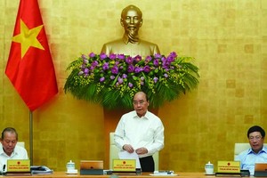 政府總理阮春福（中）主持會議並發表講話。（圖源：VGP）