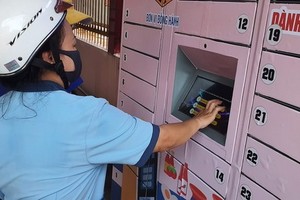 當站在機前，民眾將獲得指引選擇自己需求的用品，包括醬油、調味料、糖、方便麵、大米、洗髮液等，然後按鈕。