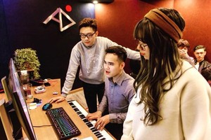 音樂製作人克興與歌手研究歌曲。