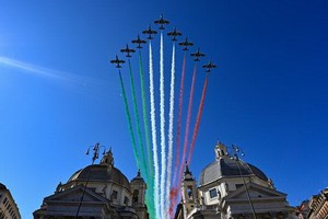 當地時間6月2日，空軍特技飛行表演隊飛越意大利首都祖國祭壇上空，噴出意大利國旗的三種顏色。（圖源：AFP）