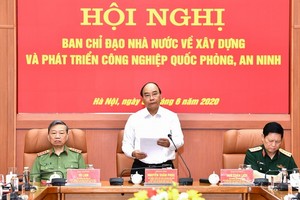 政府總理阮春福（中）會上致詞。（圖源：光孝）