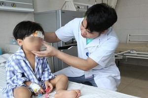 整容手術後，醫生檢查病童的傷勢。（圖源：院方提供）
