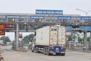 車輛駛過第十二郡收費站的自動收費車道。