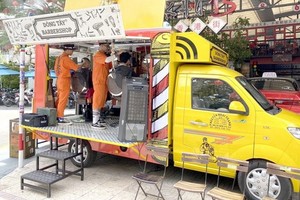 2000元理髮車正為大中學生服務。