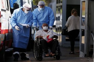 6月4日，在巴西首都巴西利亞，醫護人員將一名新冠確診患者送入醫院治療。（圖源：新華社）