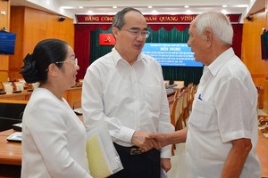 市委書記阮善仁（中）與退休高級幹部交流。（圖源：越勇）