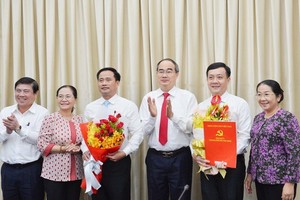 市領導向黎清鋒（左三）及何福勝（右二）等二位同志贈送鮮花表示祝賀。（圖源：越勇）