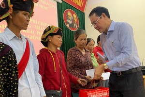 市越南祖國陣線委員會常務副主席阮成忠（右）向奠邊省奠邊東縣貧困戶贈送禮物。（圖源：淮南）
