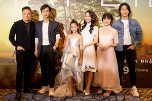 導演維克多‧武（左一）與眾演員出席電影宣傳活動。