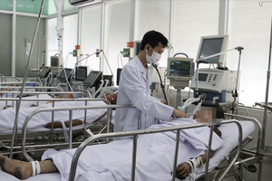 圖為大水鑊醫院重症監護室醫生在為其中一名傷者查體。（圖源：院方提供）