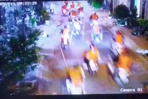 近200名身穿橙色制服的團夥搗亂螺店打傷人後成群結隊騎乘摩托車浩浩蕩蕩馳騁街頭離去。（圖源：監控視頻截圖）