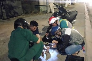 第十二郡交通救助隊成員協助路上跌倒的人。