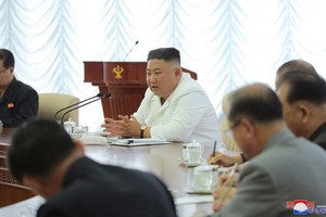 國務委員會委員長金正恩主持會議，會上重點討論民生問題，沒有談論對韓事務。（圖源：朝中社）
