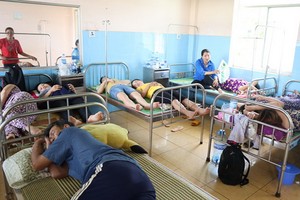 疑似食物中毒患者獲送醫院救治。（圖源：黃甲）