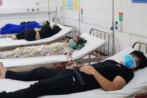 日前入住醫院接受治療的食物中毒患者。（圖源：VNN）