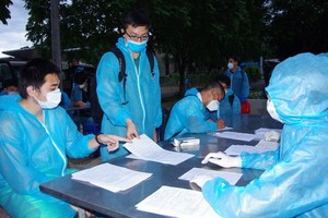 從美國返回的公民在辦理健康申報手續。（圖源：雪黎）