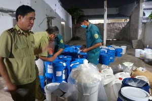 職能力量突檢時發現大量來源不明的化妝品原料。（圖源：VOV）