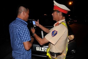 交警在對一名司機進行酒精測試。（圖源：黎秀）