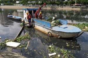 清潔工人在檳藝涌第四郡涌段上打撈垃圾。（圖源：T.T.D）