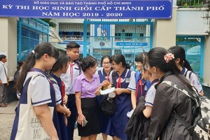 文朗學校初中考生考完試後向老師匯報考試情況。