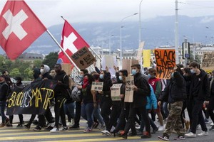 瑞士上萬人抗議美國白人警察暴力執法。（圖源：互聯網）