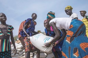世界糧食計劃署在南蘇丹的皮耶里分發糧食。（圖源：聯合國）