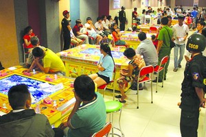 警察拘捕賭博者。