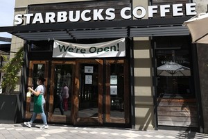 美國咖啡連鎖企業星巴克公司“STARBUCKS”打算今後18個月在北美地區關閉多達400家門店。（圖源：Getty Images）