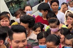 華人商販應氏蓮與阮飛雄歌星派發雞飯給貧困者。