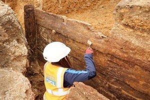 長方形木結構相信是劇院舞台。（圖源：互聯網）