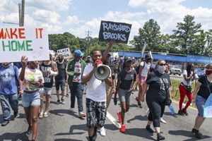 亞特蘭大市民眾上街遊行，抗議警察擊斃黑人青年雷沙德。（圖源：AP）