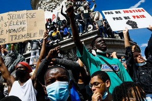 法國多個城市13日舉行反對種族歧視遊行示威活動，抗議在法國和美國發生的針對非洲裔群體的種族歧視行為。（圖源：互聯網）