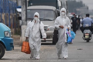 圖為北京新發地市場爆發疫情後，有穿著全套防護衣的人員進駐市場。（圖源：AFP）