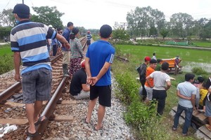 好奇民眾在事故現場附近圍觀。（圖源：L.T）