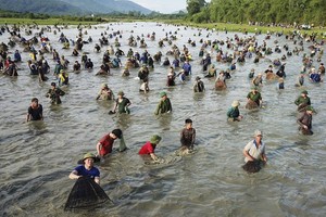 同花捕魚盛會吸引上千民眾前來參加，現場十分熱鬧。（圖源：Zing）