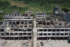 周邊部分民房及廠房的房頂在爆炸中炸毀。（圖源：互聯網）