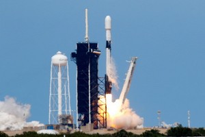4月22日，美國太空探索技術公司用一枚“獵鷹9”火箭將“星鏈”計劃第7批60顆衛星送入太空，繼續搭建全球衛星互聯網。（圖源：路透社）