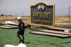 2019年3月，特朗普簽署公告，正式承認以色列對戈蘭高地的“主權”。此舉遭到敘利亞的堅決反對，並引發多個國家和國際組織譴責。（圖源：互聯網）