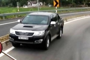 編號73C-012.36汽車竟從引道方向違規逆向駛入高速公路。（圖源：視頻截圖）